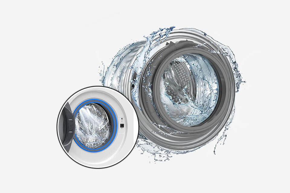 Obraz przedstawia bęben pralko-suszarki z wodą wirującą wokół niego. Widać również zbliżenie na drzwiczki urządzenia z wodą wewnątrz.