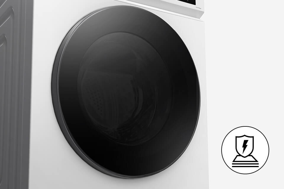 Obraz przedstawia pralko-suszarkę z dużymi, czarnymi drzwiami. W prawym dolnym rogu znajduje się ikona z symbolem tarczy i błyskawicy.
