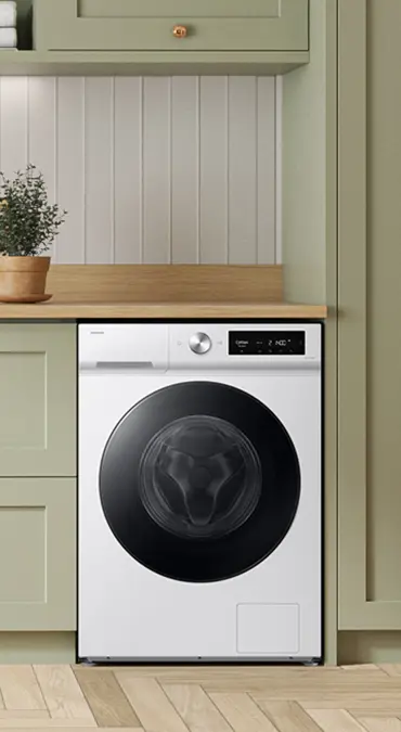 Pralko-suszarka w zabudowie kuchennej z białym frontem i czarnym bębnem. Na panelu widoczny jest wyświetlacz z przyciskami i pokrętłem.
