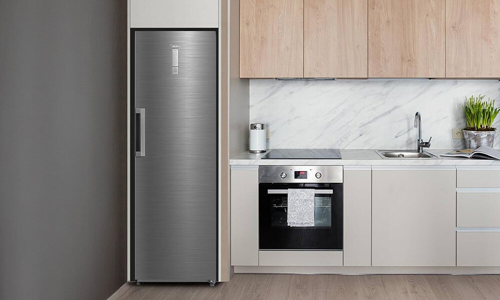 LODÓWKA MIDEA MDRB424FGE02OE wizualizacja lifestyle kuchnia front zamknięta Praktyczna pojemność duża 310 litrów pojemność 310l układ chłodziarka góra zamrażarka dół przestawne półki łatwa organizacja minimalistyczny design biała obudowa uniwersalny wygląd zmiana kierunku otwierania drzwi