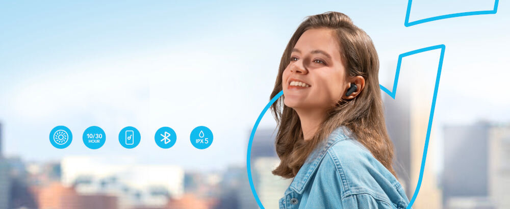 Słuchawki dokanałowe SOUNDCORE R50i v2 bezprzewodowe potężny dźwięk przenośny Bluetooth, osoba z założonymi słuchawkami dokanałowymi na świeżym powietrzu
