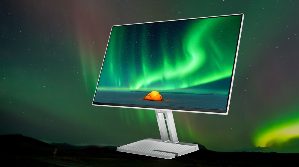 Monitor LENOVO L24i-4A 23.8 cali 1920x1080px IPS 100Hz 1 ms [MPRT] prezentacja monitora na tle zorzy polarnej na ekranie zorza polarna i namiot przekątna 23,8 cala rozdzielczość 1920 x 1080 wyraźny szczegółowy obraz cienkie ramki