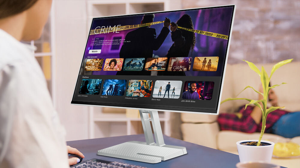 Monitor LENOVO L24i-4A 23.8 cali 1920x1080px IPS 100Hz 1 ms [MPRT] prezentacja monitora na tle pokoju dziewczyna siedząca przy biurku na ekranie platforma streamingowa wyświetlanie ruchu bez opóźnień i zakłóceń komfort czytelny i dynamiczny obraz