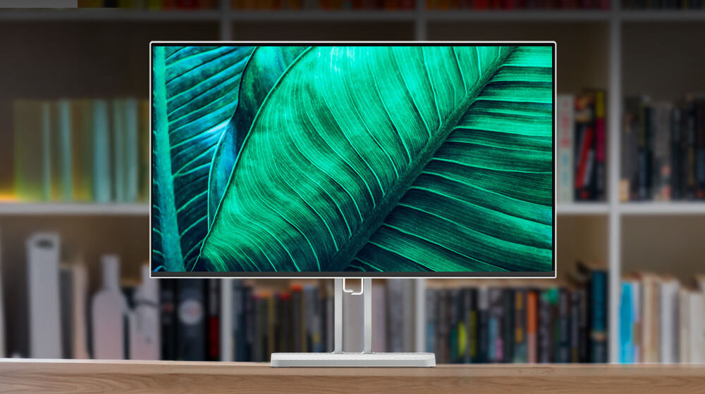 Monitor LENOVO L24i-4A 23.8 cali 1920x1080px IPS 100Hz 1 ms [MPRT] prezentacja monitora w pokoju na półce w tle regał z książkami cztery tryby czasu reakcji MPRT 1 ms przy 100 Hz ekstremalny 4 ms normalny 6 ms wyłączony 14 ms