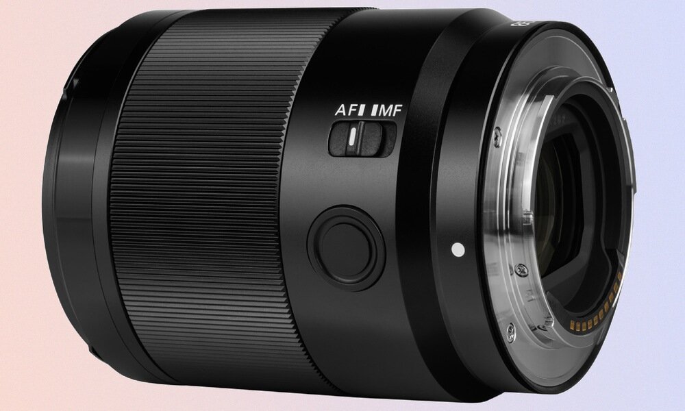 Obiektyw Yongnuo YN 85 mm f/1,8 DF DSM do Sony E od boku z widocznym mocowanie, przełącznikiem autofokusa oraz przyciskiem funkcyjnym