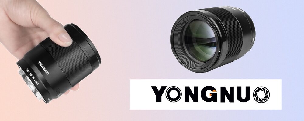 Baner z obiektywem Yongnuo YN 85 mm f/1,8 DF DSM do Sony E trzymanym w dłoni oraz widzianym od strony przedniej soczewki