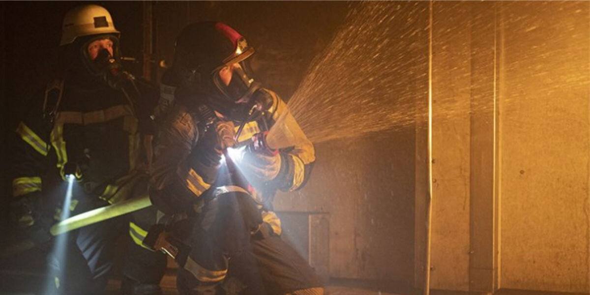 Profesjonalne oświetlenie - strażacy z właczonymi latarkami