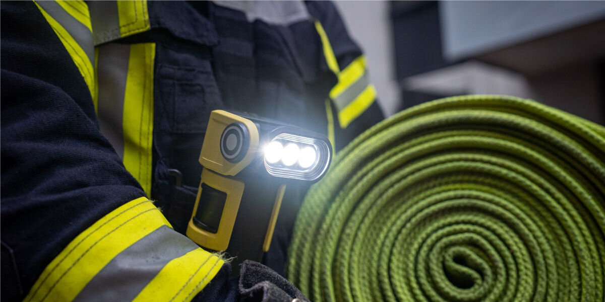 Wszechstronne mocowanie - latarka przypięta klipsem do odzieży