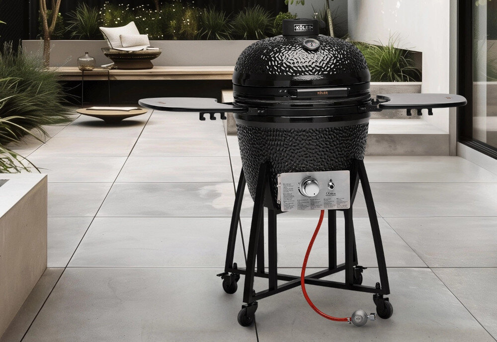 Grill węglowo-gazowy KOLER Kamado EG22-GAS grill usawiony na tarasie grill hybrydowy grillowanie przygotowywanie potraw na świeżym powietrzu możliwość pieczenia na węglu lub na gazie