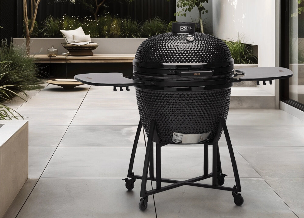 Grill węglowy KOLER Kamado EG26 grill usawiony na tarasie grillowanie przygotowywanie potraw na świeżym powietrzu
