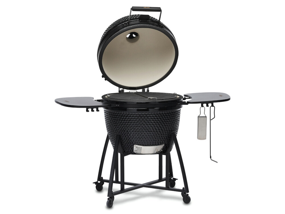Grill węglowy KOLER Kamado EG26 grill z zamkniętą pokrywą i jedną uniesioną półką dwie składane półki o wymiarach 37,5 x 50 cm stalowe podpory praktyczne haczyki ulokowane pod półkami pokrowiec ochronny