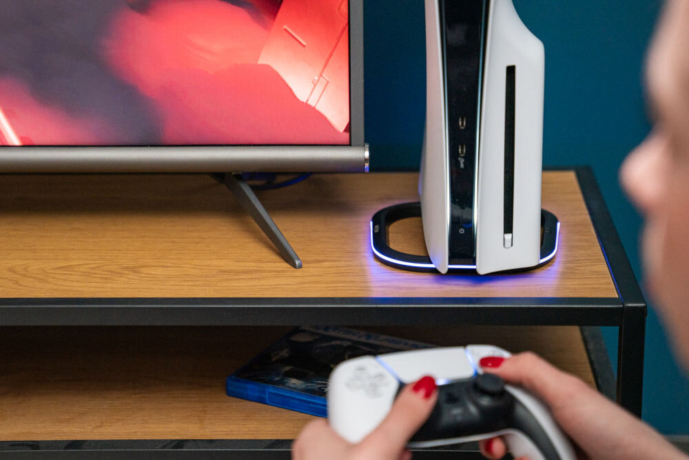 Podstawka na konsolę MAD DOG GPS100K Czarny skosem na białym tle antypoślizgowe nóżki ochrona przed zarysowaniem