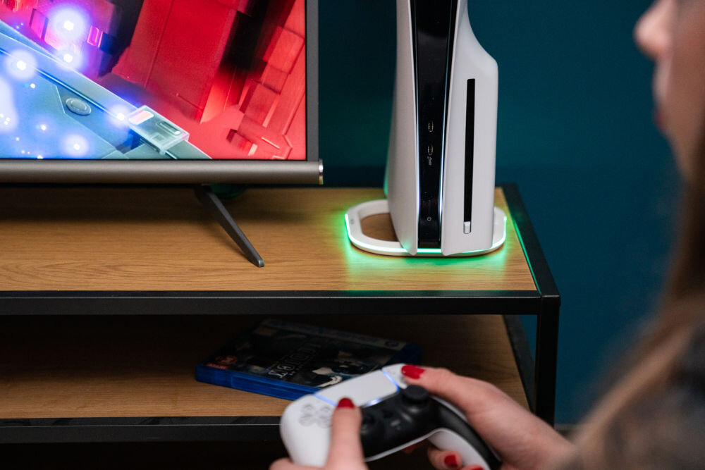 Podstawka na konsolę MAD DOG GPS100W Biały skosem na białym tle antypoślizgowe nóżki ochrona przed zarysowaniem