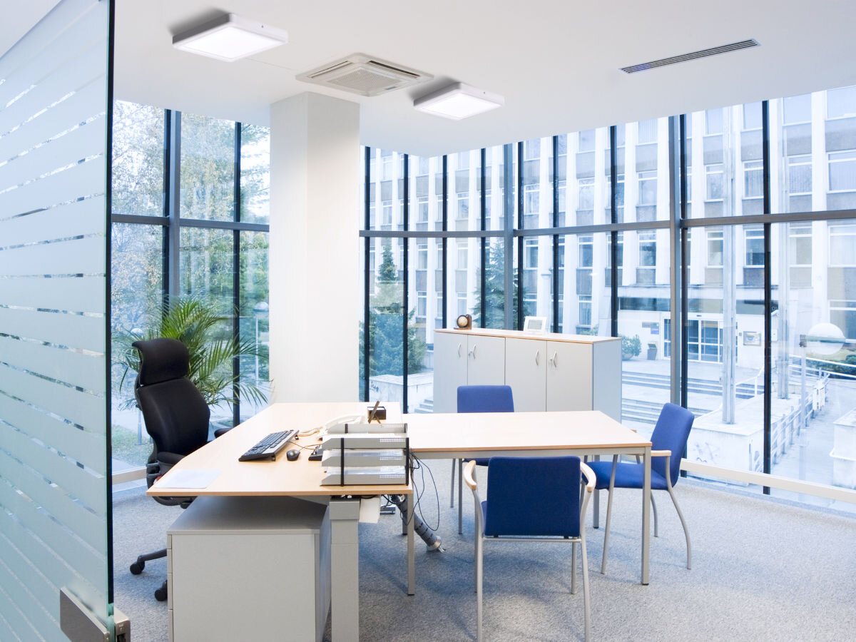 Plafon TRACER Lumi Square TRAOSW47319 biały, światło, oświetlenie, biel, ciepło, pokój umeblowany w jasnych kolorach, na suficie plafony