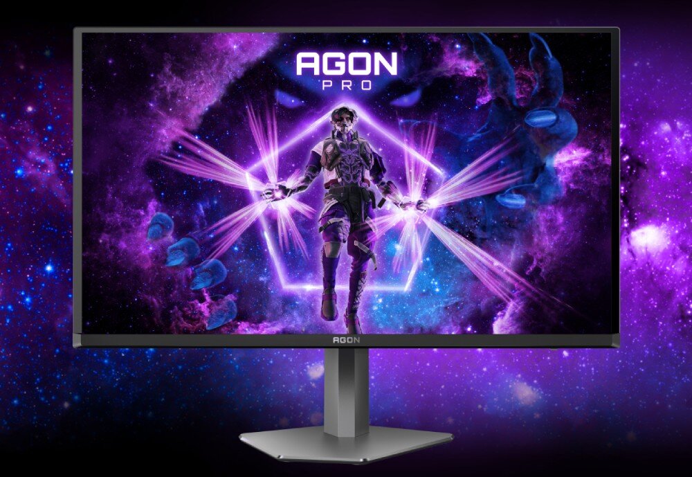 Monitor AOC Agon Pro AG276QZD2 Ten sam obraz bohatera w centrum galaktycznej scenerii, widoczny frontalnie na monitorze z logotypem 'AGON PRO', matryca, rozdzielczość, kolory, głębia
