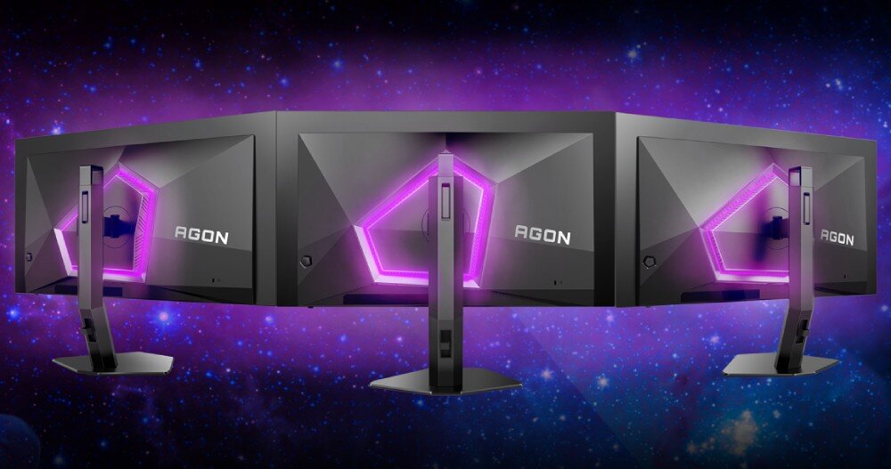 Monitor AOC Agon Pro AG276QZD2 Trzy monitory ustawione w lekkim łuku, widoczne od tyłu, każdy z fioletowym podświetleniem w geometrycznym kształcie, podświetlenie, kolory, efekty
