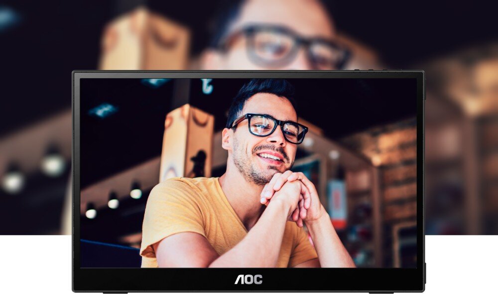 Monitor AOC 16T3EA Ekran przenośnego monitora z wyświetlonym obrazem uśmiechniętego mężczyzny w okularach i żółtej koszulce, opis