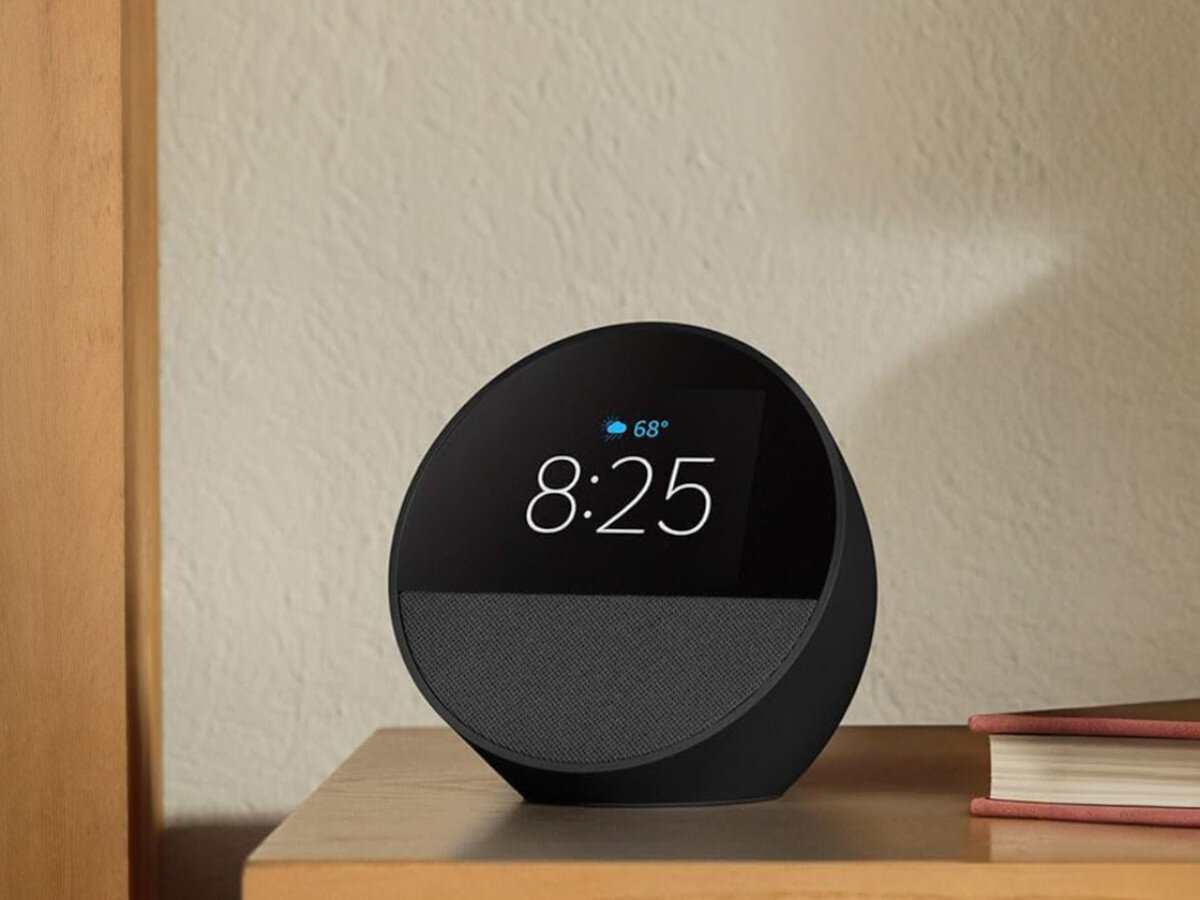 AMAZON Echo Spot Czarny, budzik, Alexa, sypialnia, inteligencja, Echo Spot na półce pokazuje godzinę i pogodę
