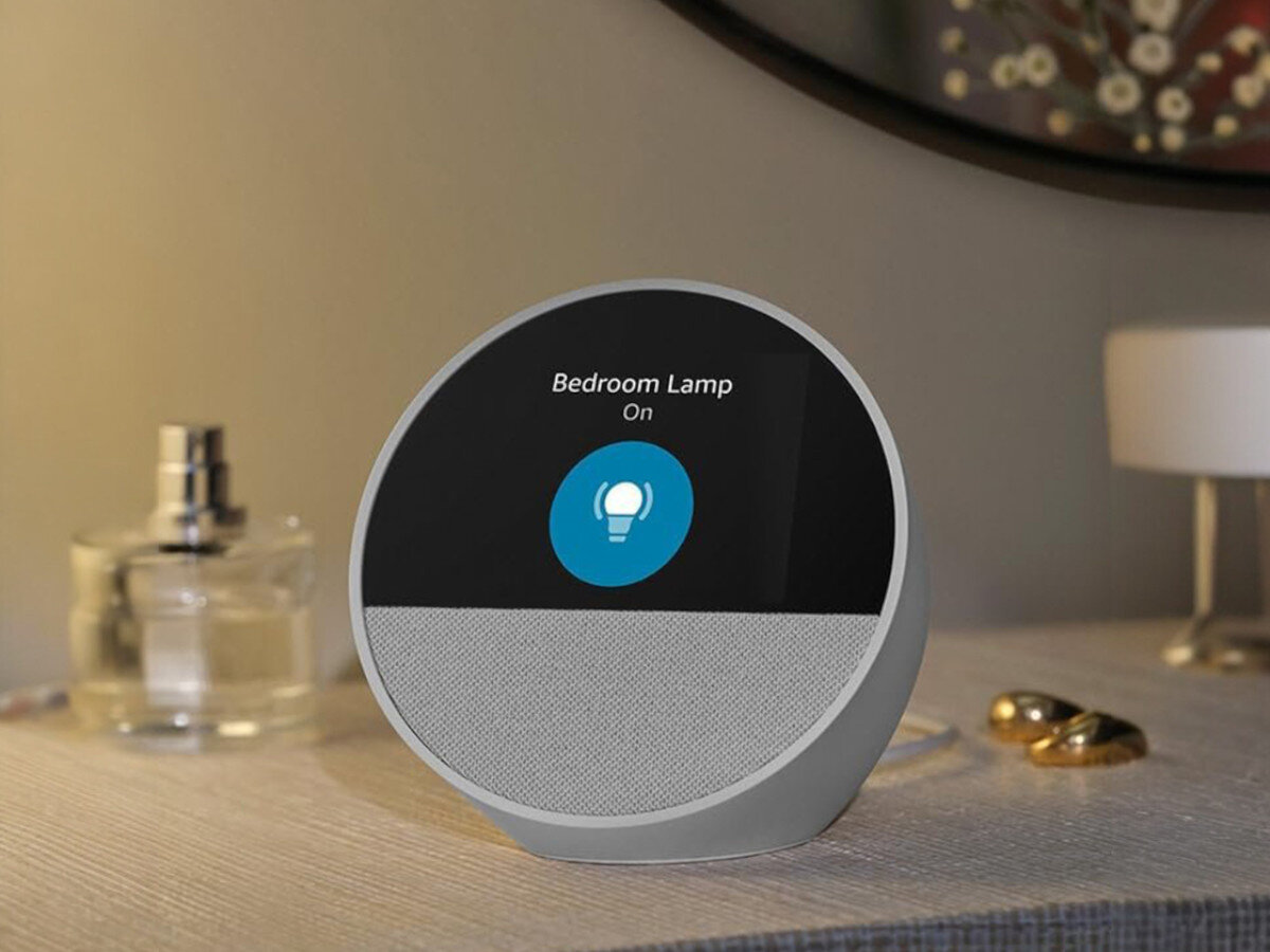AMAZON Echo Spot Biały, audio, Bluetooth, Wi-Fi, integracja, Echo Spot steruje lampką w sypialni