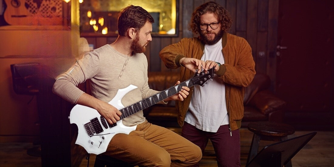 Gitara elektryczna MUSICMATE MM-G170 Odyssey Biały intuicyjne i bezpieczne strojenie precyzyjnie zaprojektowane klucze dźwignia Vibrato oznaczenia progów Sharkfin Inlays przetworniki Humbucker Single-coil
potencjometr volume tone 5-pozycyjny przełącznik gniazdo gitarowe 6,3 mm możliwość podłączenia do wzmacniacza