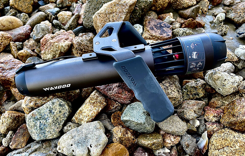 Skuter podwodny WAYDOO Subnado Czarny + zestaw startowy kamienie skuter leży na kamieniach wystarczy użycie palców, by płynnie zmieniać kierunek i prędkość nie wymaga specjalistycznego szkolenia  do basenów, snorkelingu i zabawy w wodzie z dziećmi bezpieczna budowa