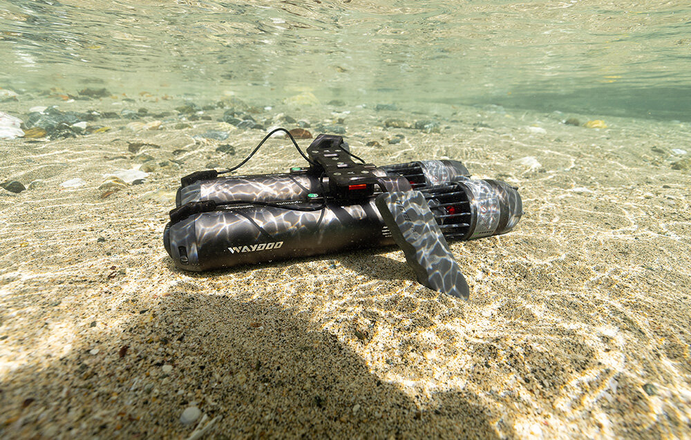 Skuter podwodny WAYDOO Subnado Czarny + zestaw startowy woda głębina skutery leżą na piasku zanurzone w wodzie prędkość do 1,4 m/s zanurzyć się na głębokość nawet do 60 metrów dla amatorów i zaawansowanych nurków 4-łopatowa śruba napędowa zwiększa efektywność urządzenia o 23% większa prędkość pływania dłuższy zasięg