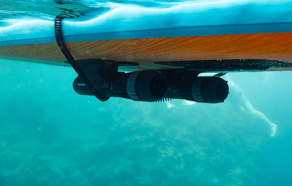 Skuter podwodny WAYDOO Subnado Czarny + zestaw dla SUP woda sup kajak skuter przymocowany do deski sterowanie jest banalnie proste użycie palców, aby zmieniać prędkość i kierunek nie wymaga żadnych specjalistycznych uprawnień czy szkoleń
