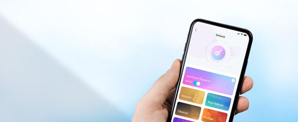 Słuchawki dokanałowe SOUNDCORE R50i v2 22 korektory dźwięku BassUp EQ personalizacja brzmienia, smartfon trzymany w ręku na błękitno białym tle