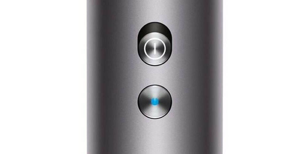 Przyciski sterujące na rączce suszarki Dyson Supersonic: włącznik oraz przycisk zimnego nawiewu z niebieską diodą