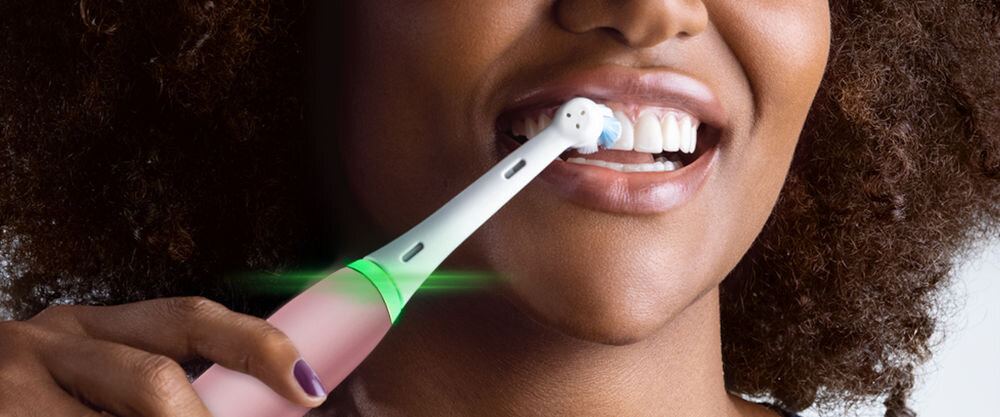 Szczoteczka magnetyczna ORAL-B iO Sensi Clean Różowy energia mikrowibracji włókien okrągła główka napęd magnetyczny skuteczniejsze usuwanie płytki nazębnej poprawa kondycji dziąseł widocznie bielsze zęby idealnie czyste zęby
