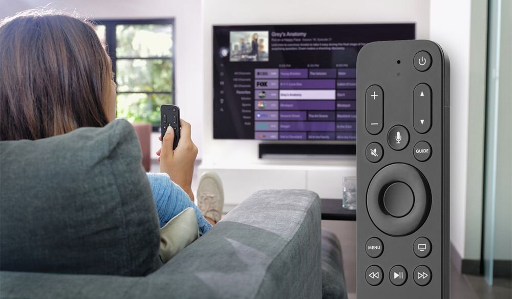 ONE FOR ALL URC1110 pilot do Apple TV wygodna obsługa, Kobieta siedząca na kanapie i sterująca domowymi multimediami za pomocą pilota - zamiennika do Apple TV One For All URC1110