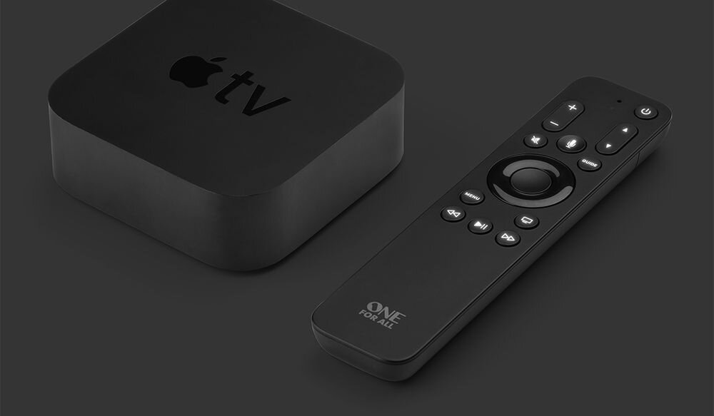 ONE FOR ALL URC1110 pilot do Apple TV HD i 4K przyciski przewodnika, Pilot - zamiennik One For All URC1110 w czarnym kolorze leżący obok przystawki Apple TV