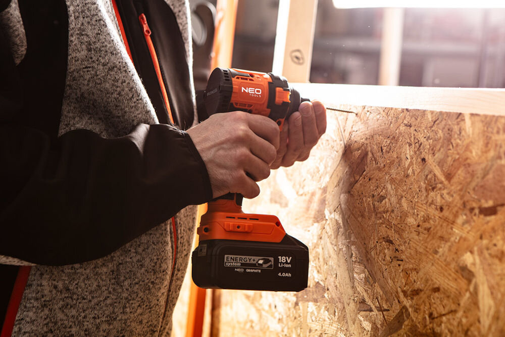 Zakrętarka udarowa NEO TOOLS 04-612 dla majsterkowicza wkręcanie praca