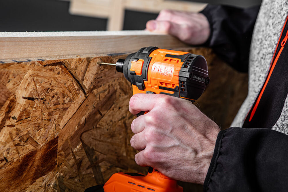 Zakrętarka udarowa NEO TOOLS 04-612 kompaktowe wymiary długość zaledwie 12 cm praca w trudno dostępnych miejscach ergonomiczny kształt pewny chwyt precyzja ruchów komfort efektywnośc pracy dla profesjonalistów i majsterkowiczów wygoda precyzja