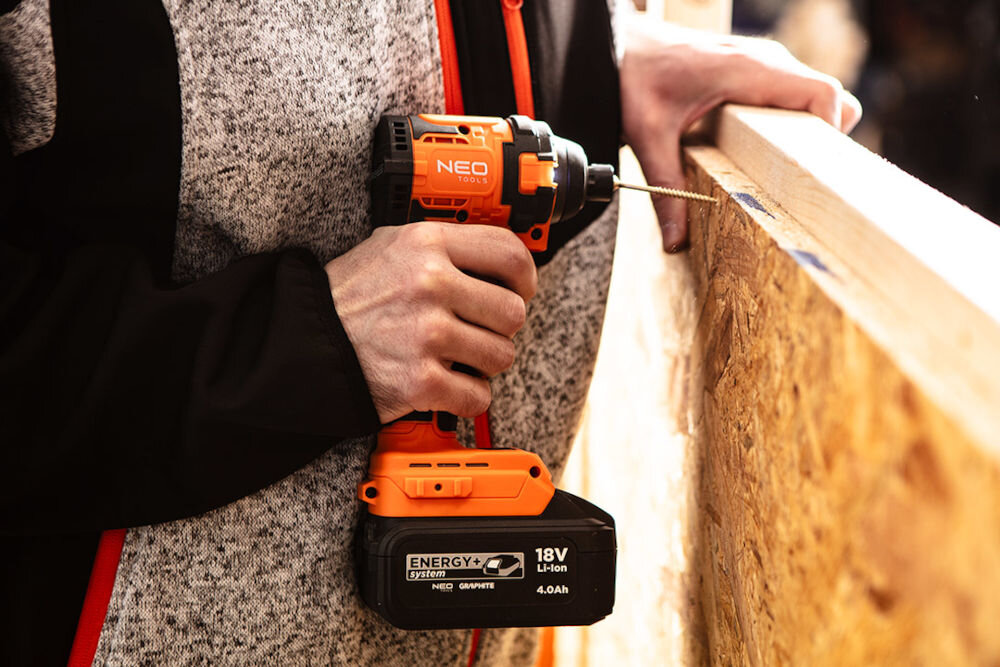 Zakrętarka udarowa NEO TOOLS 04-612 różnorodność zastosowań cztery biegi prędkości obrotowej od 0 do 3600 min-1 szeroki zakres częstotliwości udaru 1.800/3.200/4.000/4.500 BPM odpowiednie dopasowanie narzędzia wkręcanie śrub w delikatne materiały prace remontowe z wymagajacymi tworzywami precyzja kontrola profesjonalista majsterkowicz