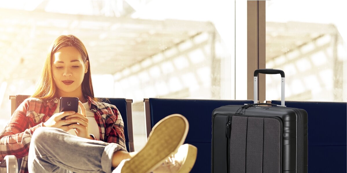 WALIZKA AMERICAN TOURISTER HELLO CABINE SPINNER 55 CZARNY lifestyle kobieta walizka front zamknięta Wiele zastosowań praktyczna estetyczna na ubrania laptop tablet