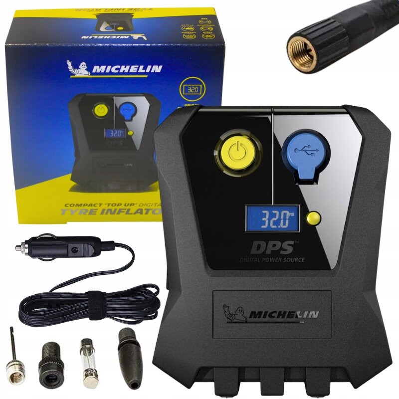 Na obrazie widoczny jest kompresor samochodowy z wyświetlaczem pokazującym \'32.0 PSI\', obok którego znajduje się pudełko z logo Michelin. W zestawie znajdują się różne końcówki oraz przewód zasilający do gniazda zapalniczki samochodowej.