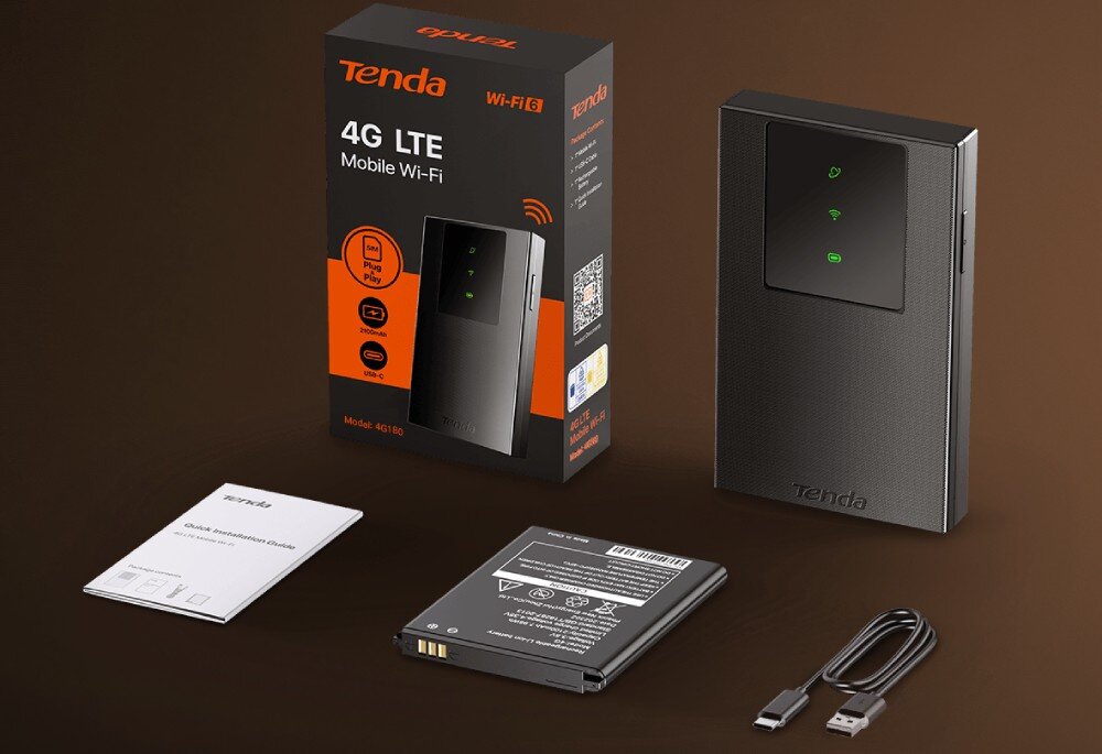 Router TENDA 4G180 v4.0 Zestaw produktów na brązowym tle zawierający czarny ruter, opakowanie kartonowe z napisami '4G LTE Mobile Wi-Fi', instrukcję obsługi, wymienny akumulator oraz kabel USB-C