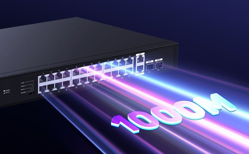 Switch TENDA TEG1128P-24-410W Z portów przełącznika Tenda emitowane są fioletowo-różowo-niebieskie promienie, na nich napis 1000M