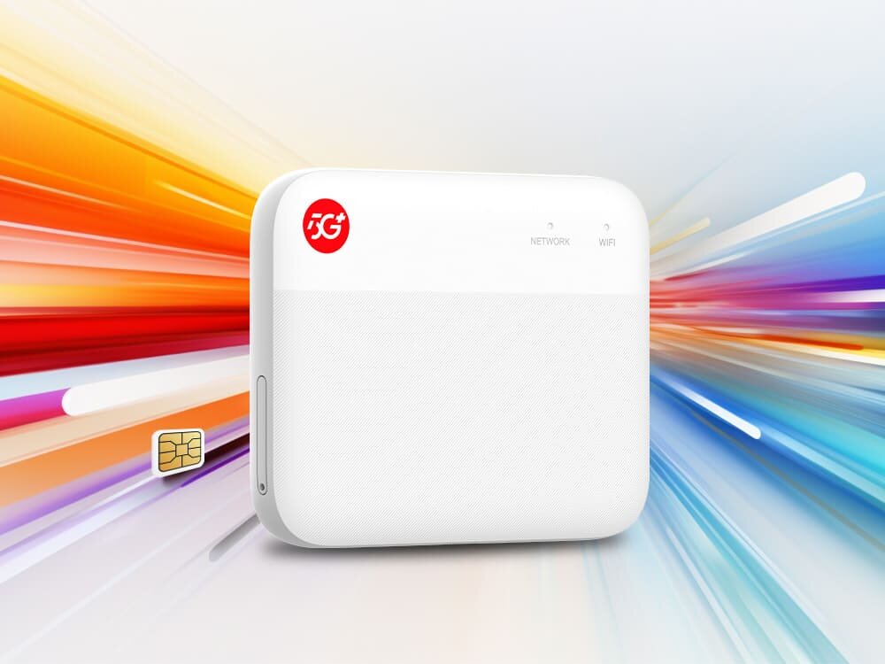 Router ZTE F50 Biały router ZTE F50 z logo „5G” na tle w żywych kolorach, obok unoszącej się karty SIM, symbolizujący szybki internet mobilny. konfiguracja, port, karta SIM