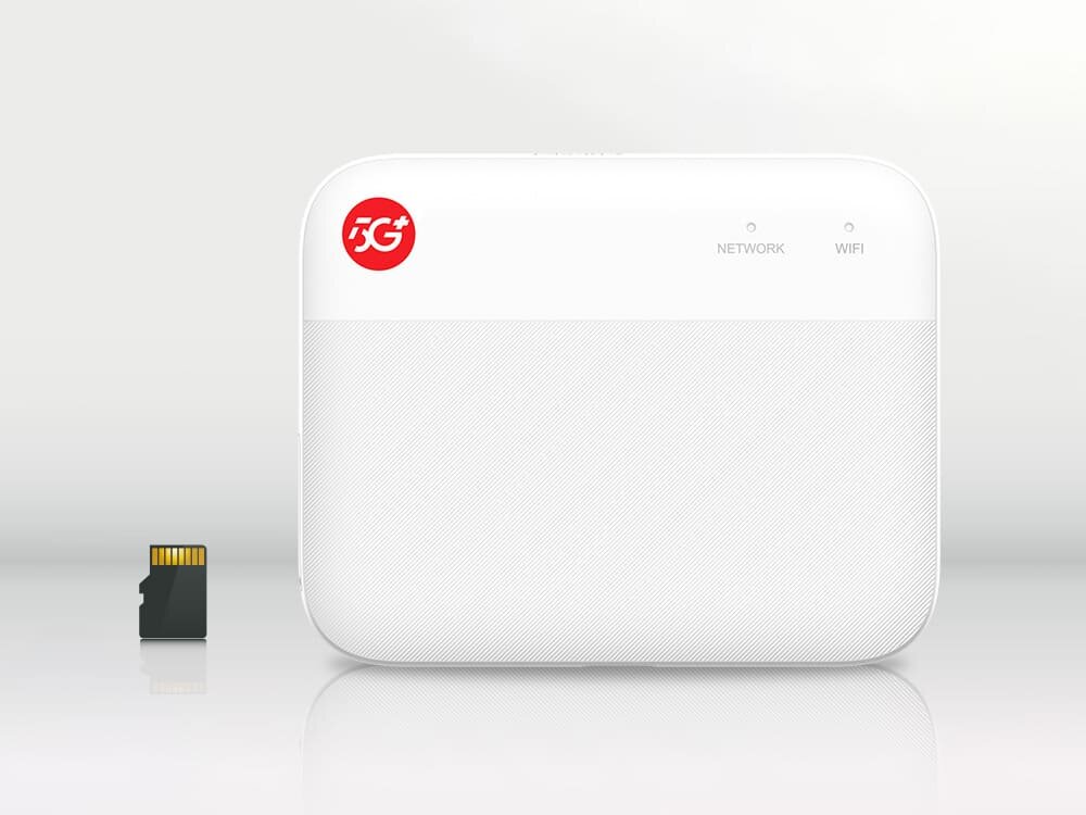 Router ZTE F50 Biały router ZTE F50 z czerwonym logo, wskaźnikami „Sieć” i „WiFi” oraz kartą microSD, pokazany na jasnym tle jako kompaktowe urządzenie z pamięcią. pamięć, czytnik kart pamięci