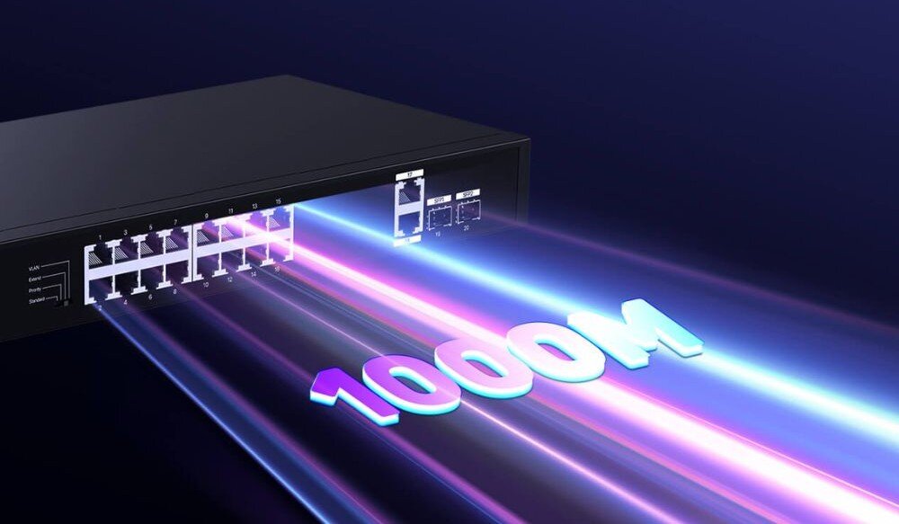 Switch TENDA TEG1120P Z portów przełącznika Tenda emitowane są fioletowo-różowo-niebieskie promenie, na nich napis '1000M'