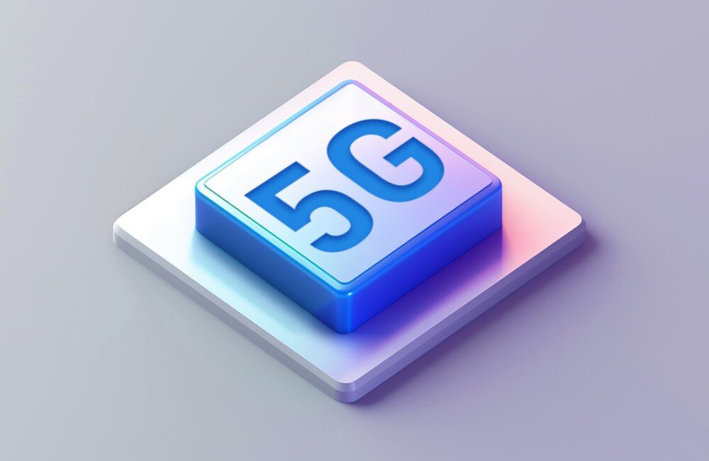 Router ZTE U50 2.4 / 5 GHz (DualBand), Gniazdo SIM Graficzny symbol technologii 5G, przedstawiający niebieską ikonę z napisem 5G na futurystycznym podświetlonym tle, modem 5G, przepustowość, prędkość, agregacja pasm