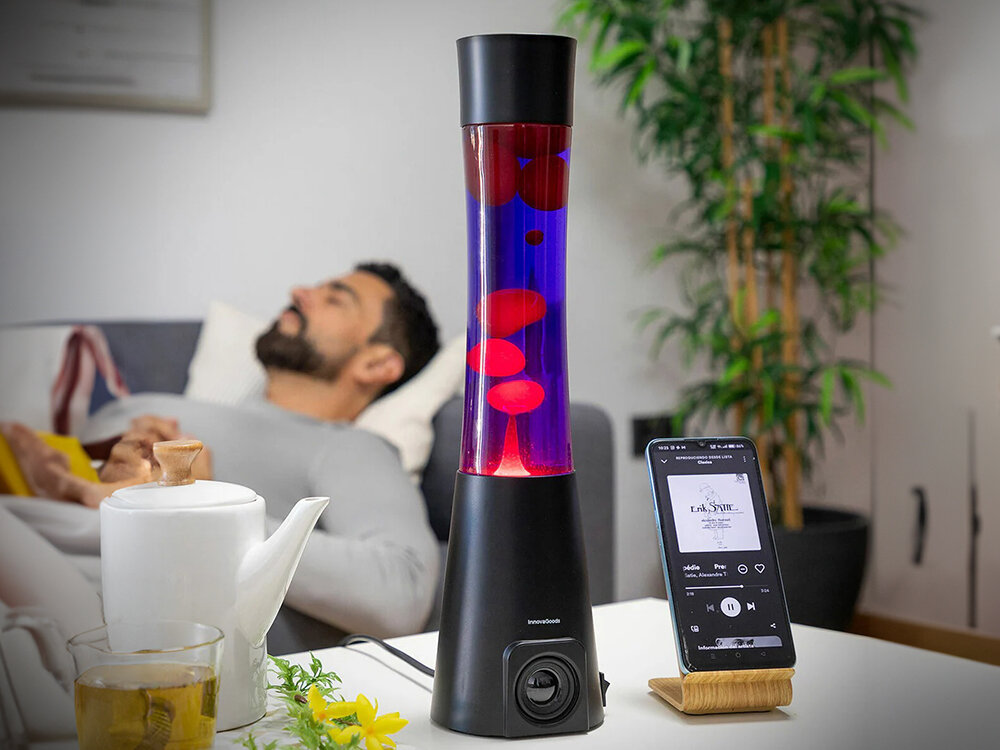 Lampka nocna INNOVAGOODS Lava Maglamp z głośnikiem Czarny, przełącznik, obsługa, tryby, funkcjonalność, Nastrojowe światło lampy lawy w salonie wieczorem.