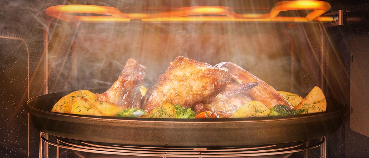 Zdjęcie pieczonego mięsa ilustruje funkcje grillowania i pieczenia w kuchence mikrofalowej Samsung MG30T5018CK