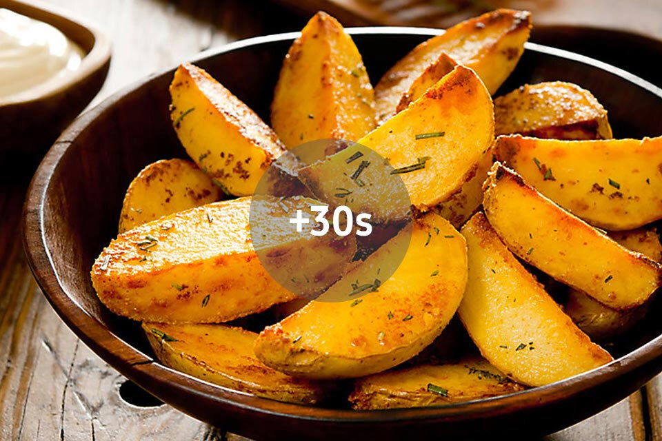 Zdjęcie rumianych ziemniaczków ilustruje funkcję dodatkowego podpiekania przez 30 sekund