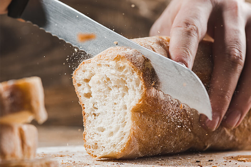 Zdjęcie krojonej bagietki ilustruje program do rozmrażania pieczywa