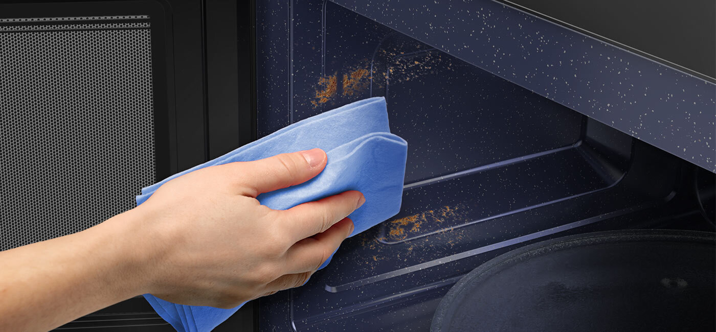 Zdjęcie pokazuje zbliżenie na łatwą w czyszczeniu powłokę ceramiczną chroniącą wnętrze mikrofalówki Samsung MG30T5018CK