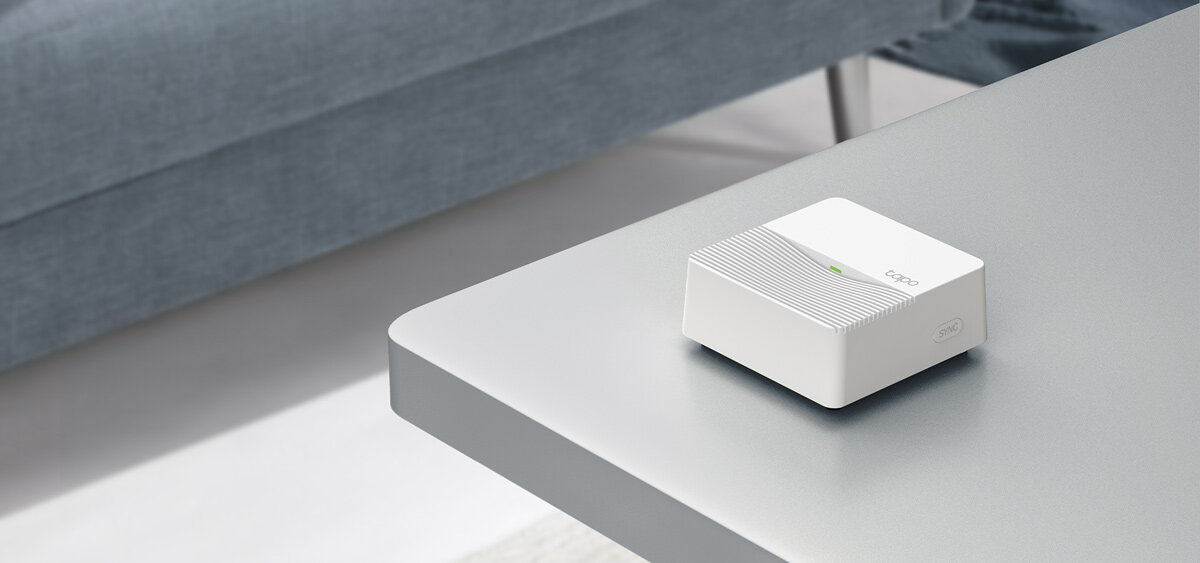 Centrala sterująca TP-LINK Tapo H200, Smart, hub, dom, automatyka, urządzenie sterujące na stoliku.