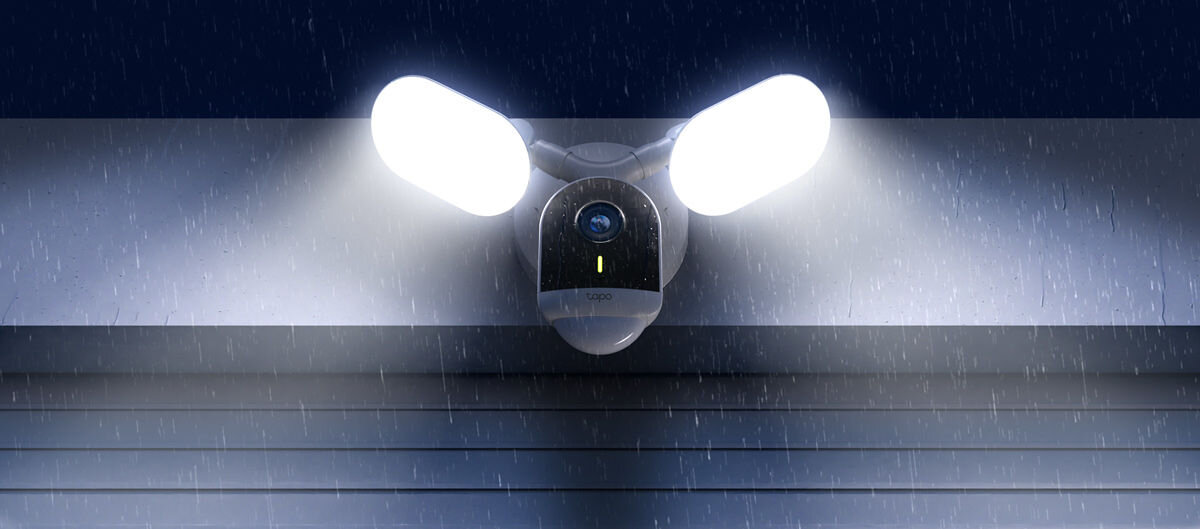 Kamera TP-LINK Tapo C720 Zewnętrzna, Wi-Fi, obraz, nagrania, oświetlenie, lampy, kamera zamontowana do ściany zewnętrznej budynku oświetla nocną porą podjazd